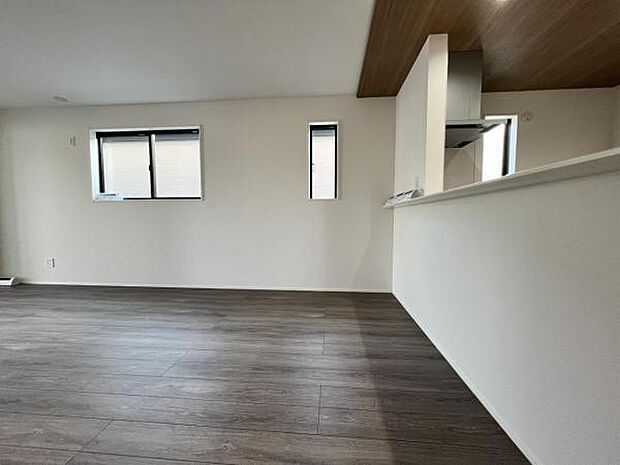 お食事中もキッチンと会話が楽しめるダイニングスペース。