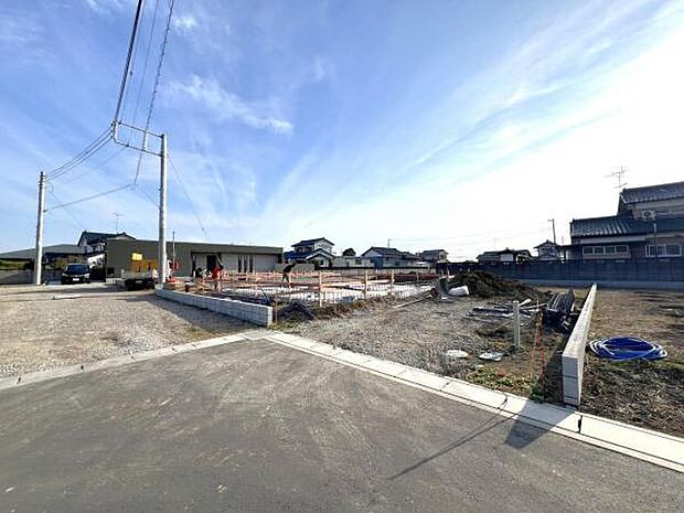 前面道路を含めた現地写真です。