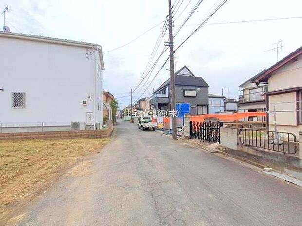 前面道路を含めた現地写真です。