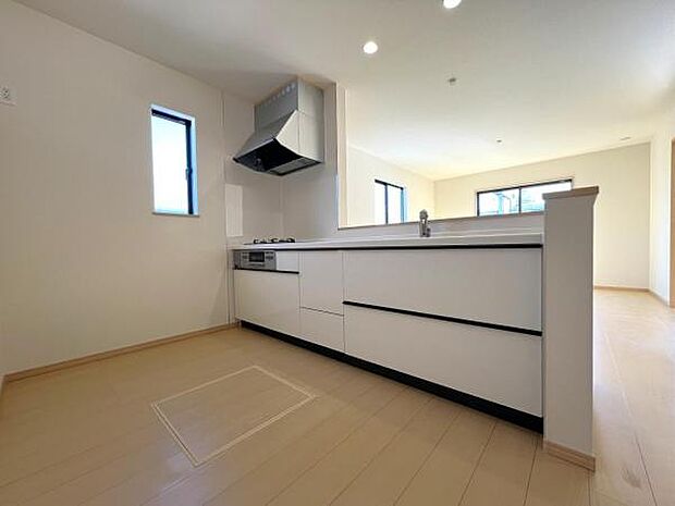 ご家族を見守りながら家事が捗る対面式キッチン。お料理をしながらご家族のサポートも可能です。