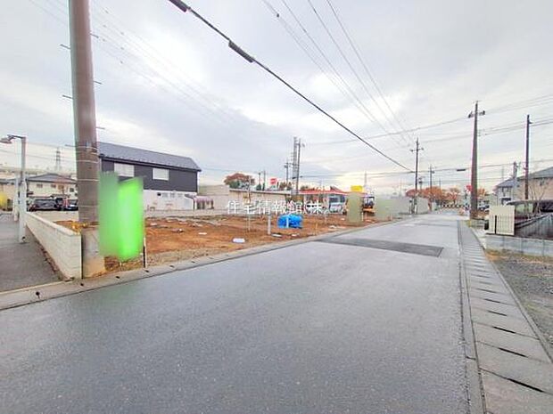 前面道路を含めた現地写真です。