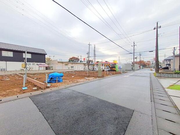 前面道路を含めた現地写真です。