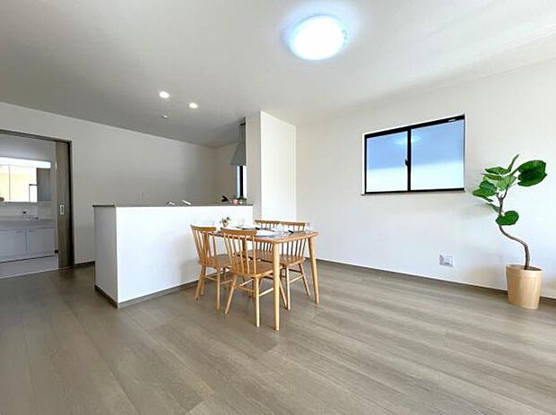 お食事中もキッチンと会話が楽しめるダイニングスペース。