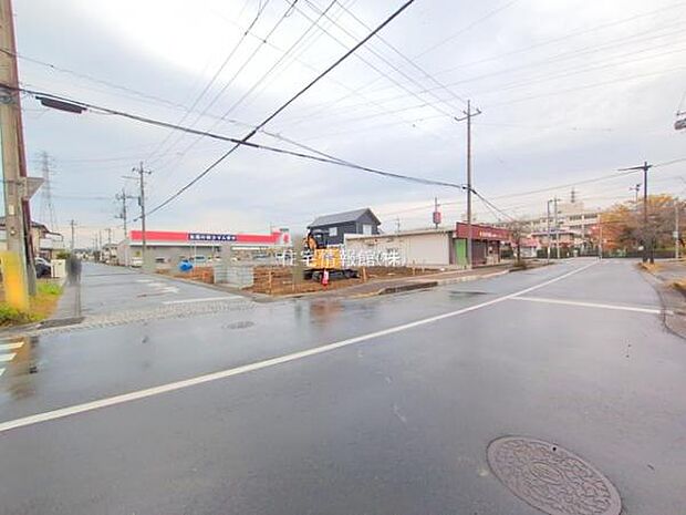 前面道路を含めた現地写真です。