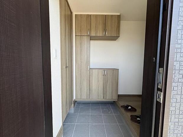 散らかりがちな玄関もスッキリの片づけるシューズボックスです。