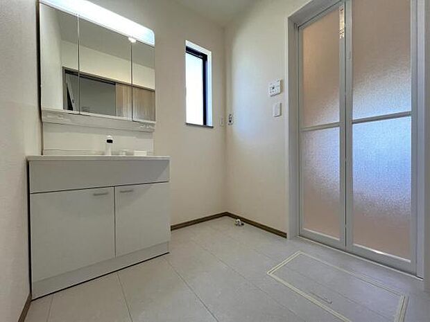 脱衣所は小さなお子様がいるご家庭にも重宝されます。