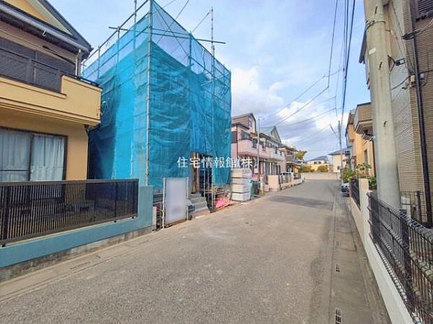 前面道路を含めた現地写真です。