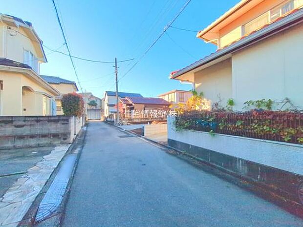 前面道路を含めた現地写真です。
