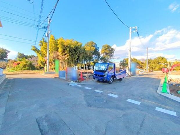 前面道路を含めた現地写真です。