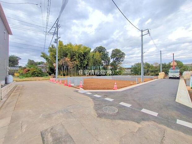 前面道路を含めた現地写真です。