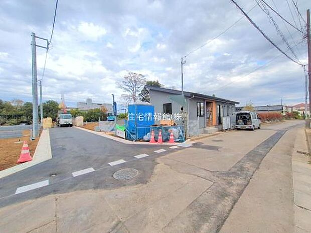 前面道路を含めた現地写真です。