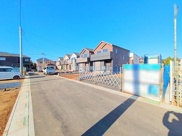 前面道路を含めた現地写真です。