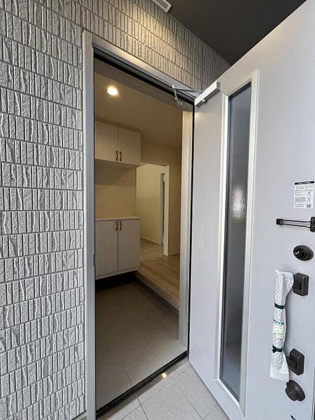 玄関ポーチがありますので、お花や緑の鉢植えなどで、ご家族やお客様をお出迎え。