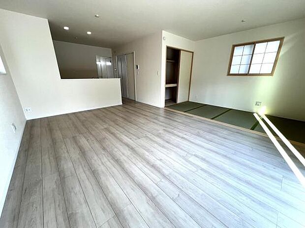 家族とゆったり時間を過ごせるリビングダイニング。