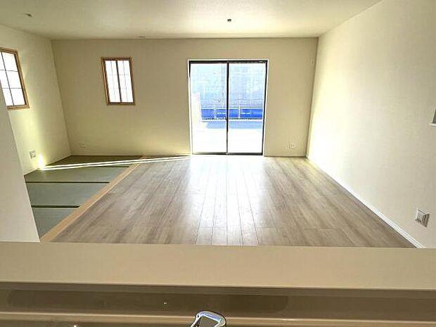 お食事中もキッチンと会話が楽しめるダイニングスペース。