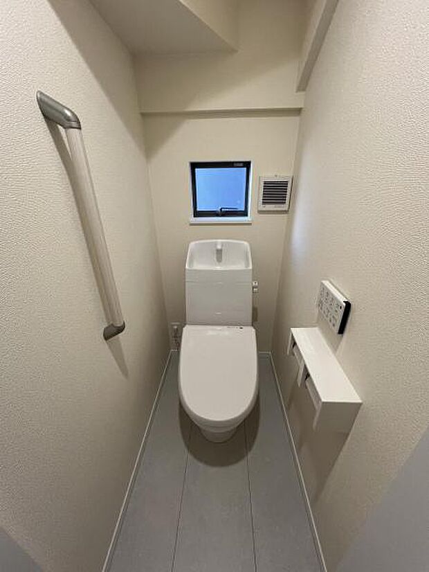 シャワー洗浄機能付のトイレは、清潔感が印象的な空間ですね。