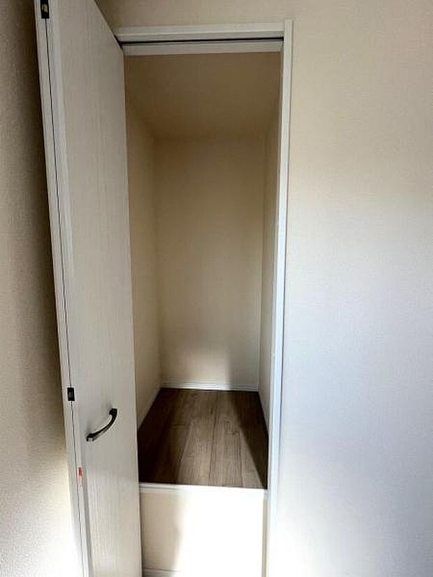 いつでもお部屋をスッキリお使い頂ける収納スペースを設置。