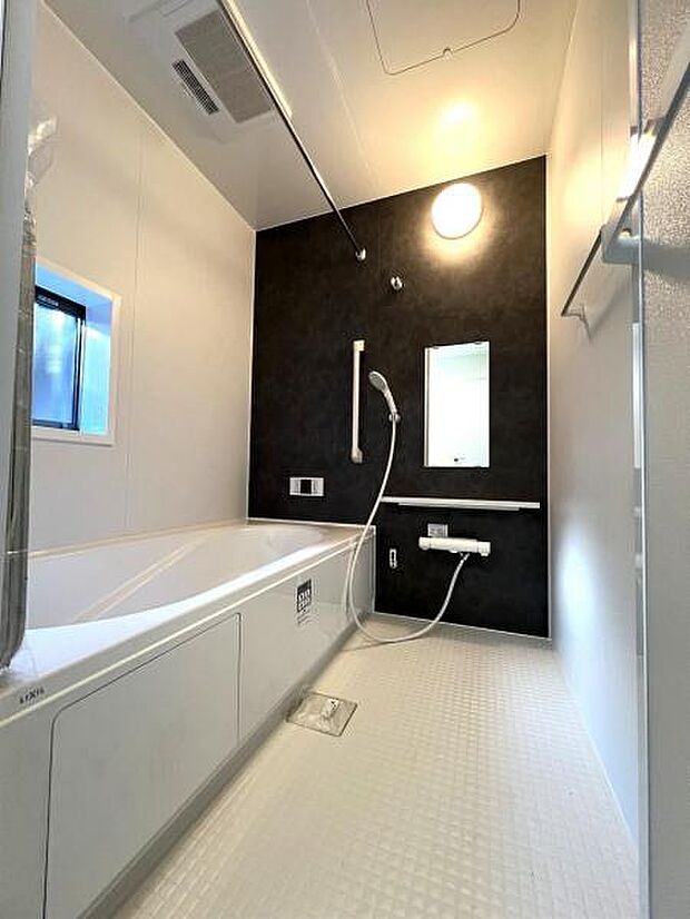 水はけがよくお手入れしやすいシステムバス、シャンプー類をしまえる便利な棚付きです。