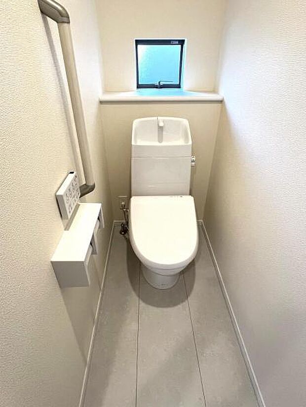 シャワー洗浄機能付のトイレは、清潔感が印象的な空間ですね。