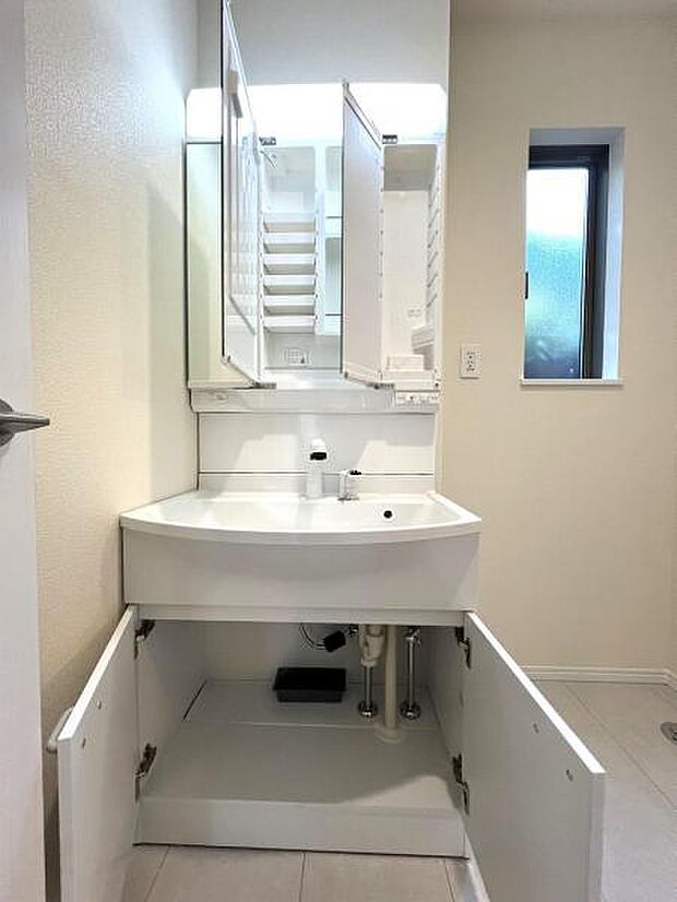 使用頻度の高い物にすぐ手が届く、棚収納付きの洗面化粧台です。