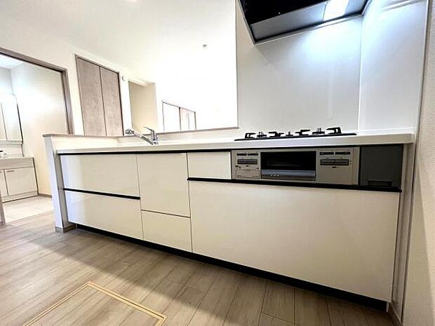 作業スペースが広く家事動線をゆったりと確保できるキッチンです。