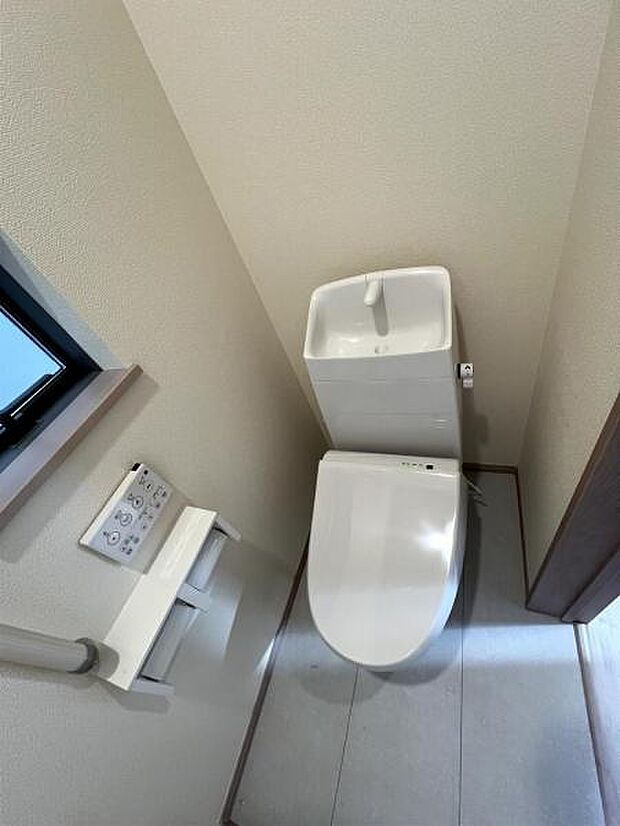 シャワー洗浄機能付のトイレは、清潔感が印象的な空間ですね。