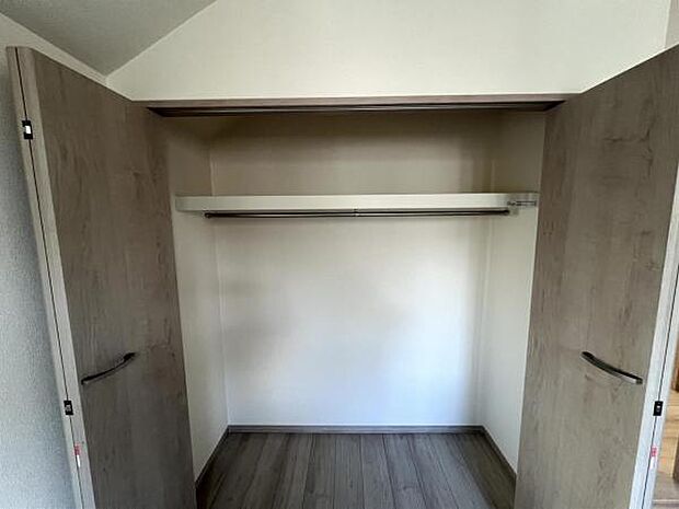 いつでもお部屋をスッキリお使い頂ける収納スペースを設置。