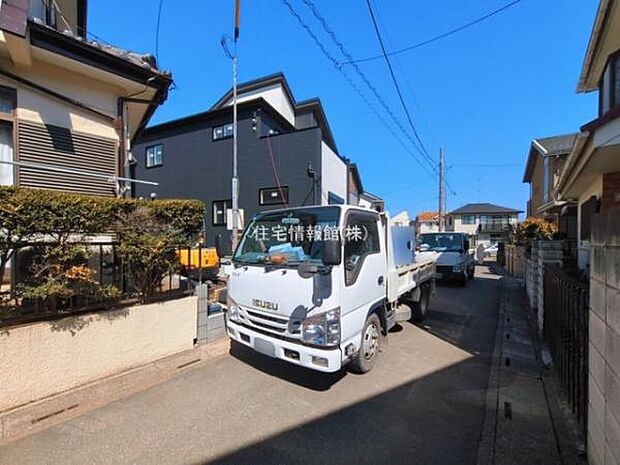 前面道路を含めた現地写真です。