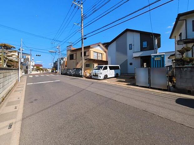 前面道路を含めた現地写真です。