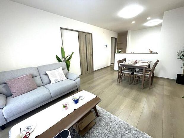 リビングダイニングになります。ご家族そろっての素敵な空間になりそうですね。