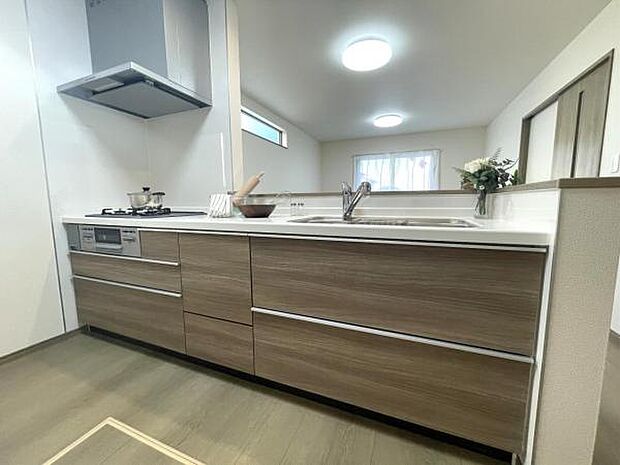 作業スペースが広く家事動線をゆったりと確保できるキッチンです。