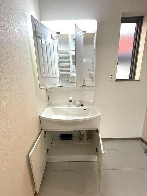 洗面化粧台です。朝の身支度から1日が始まります。