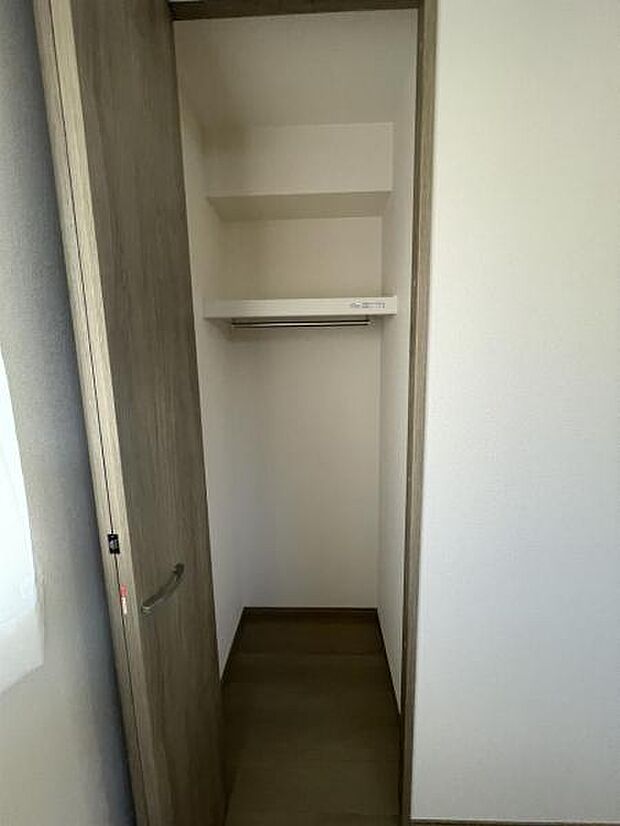 枕棚とハンガーパイプの付いたクローゼットです。