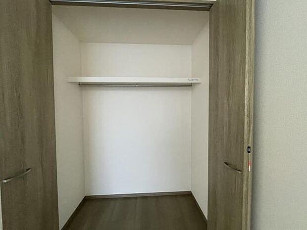 いつでもお部屋をスッキリお使い頂ける収納スペースを設置。