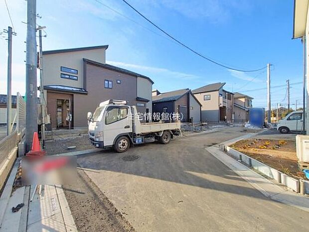 前面道路を含めた現地写真です。