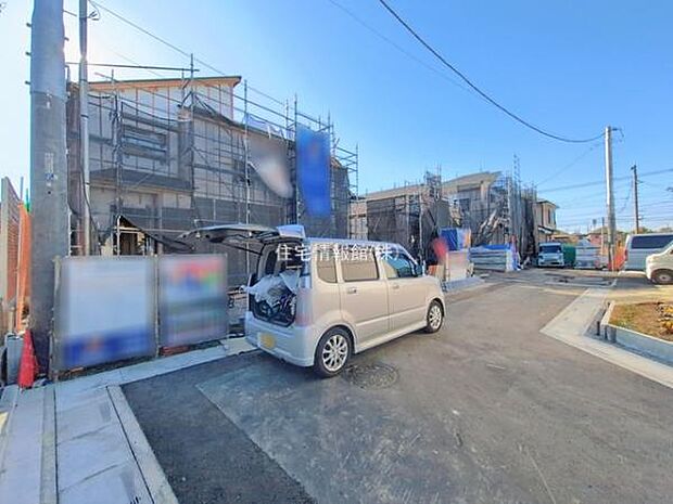 前面道路を含めた現地写真です。