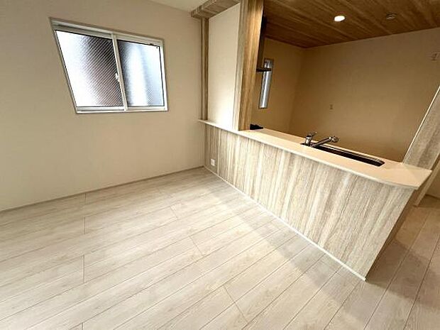 ご家族でゆったり食事が楽しめるダイニングスペースです。