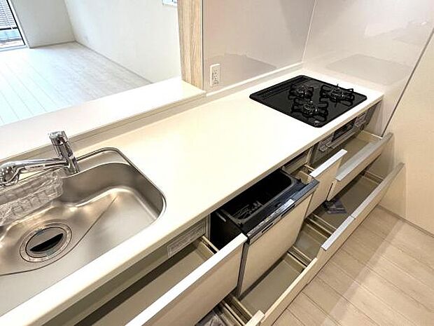 作業スペースが広く家事動線をゆったりと確保できるキッチンです。