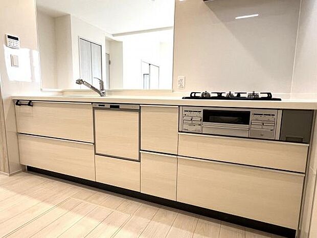 作業スペースが広く家事動線をゆったりと確保できるキッチンです。