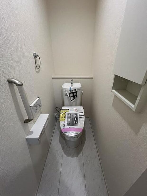 シャワー洗浄機能付のトイレは、清潔感が印象的な空間ですね。