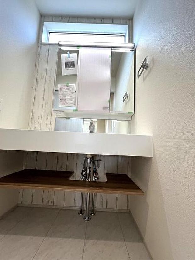 シャワー付き洗面化粧台です。手軽にシャンプーができ、お掃除もしやすいですね。