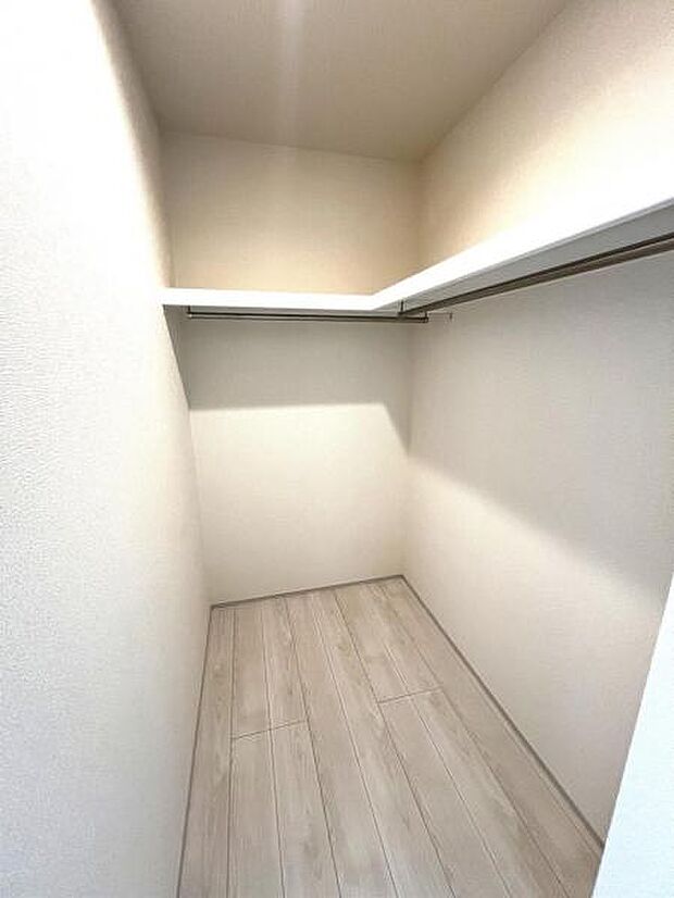 ウォークインクローゼットがあり収納スペースも豊富。季節物もスッキリ片付きそうです。