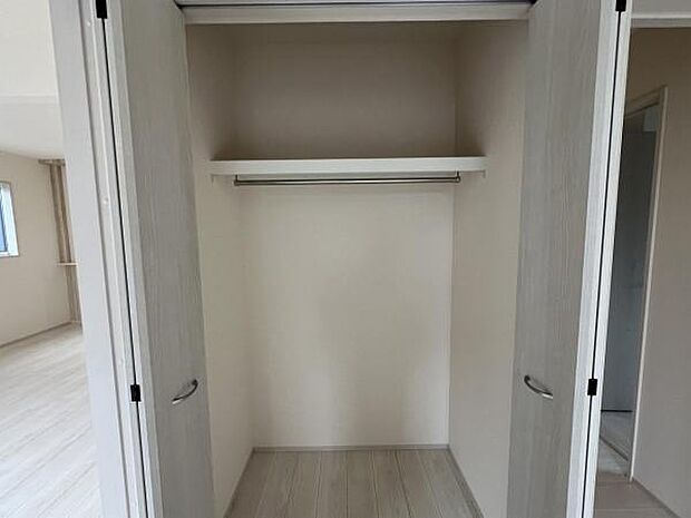 いつでもお部屋をスッキリお使い頂ける収納スペースを設置。