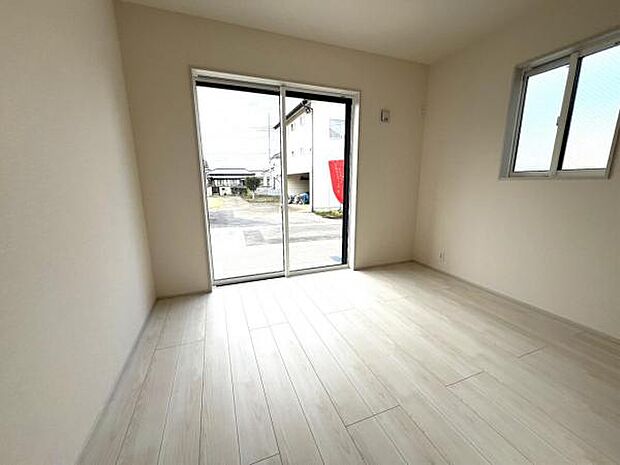 木の温もりが優しいフローリングの収納スペース付き洋室です。