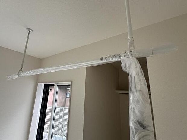 雨の日に便利な室内物干し竿付き。