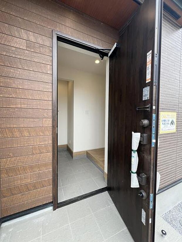 綺麗で明るい玄関でお客様をお迎えいただけます。