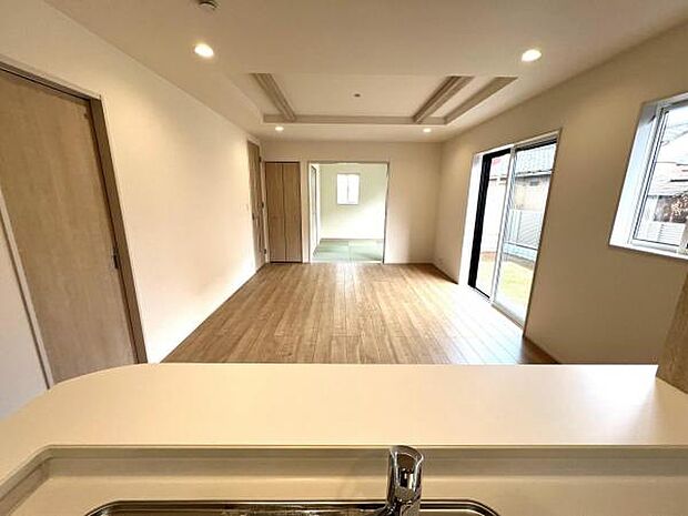 お食事中もキッチンと会話が楽しめるダイニングスペース。