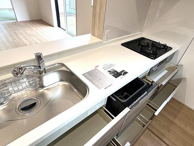 作業スペースが広く家事動線をゆったりと確保できるキッチンです。