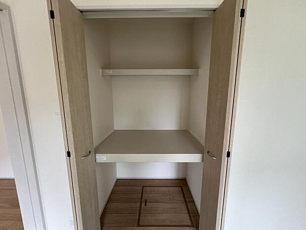 いつでもお部屋をスッキリお使い頂ける収納スペースを設置。