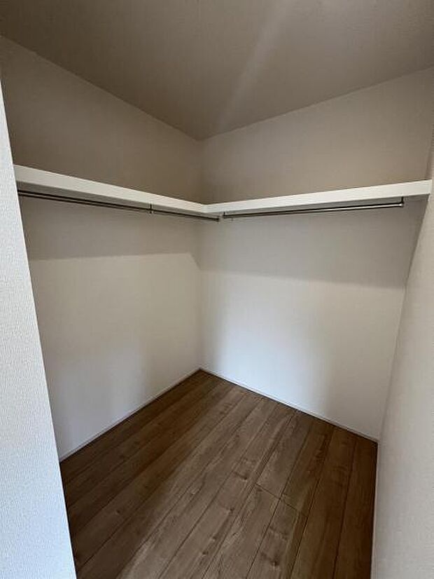 ウォークインクローゼットがあり収納スペースも豊富。季節物もスッキリ片付きそうです。